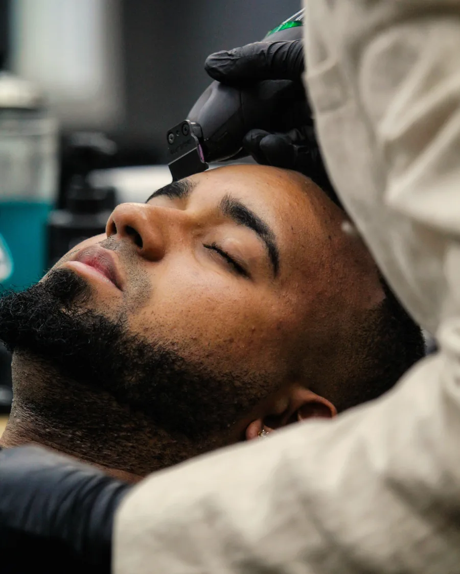 Taille de barbe au rasoir chez King's Blade Barbershop