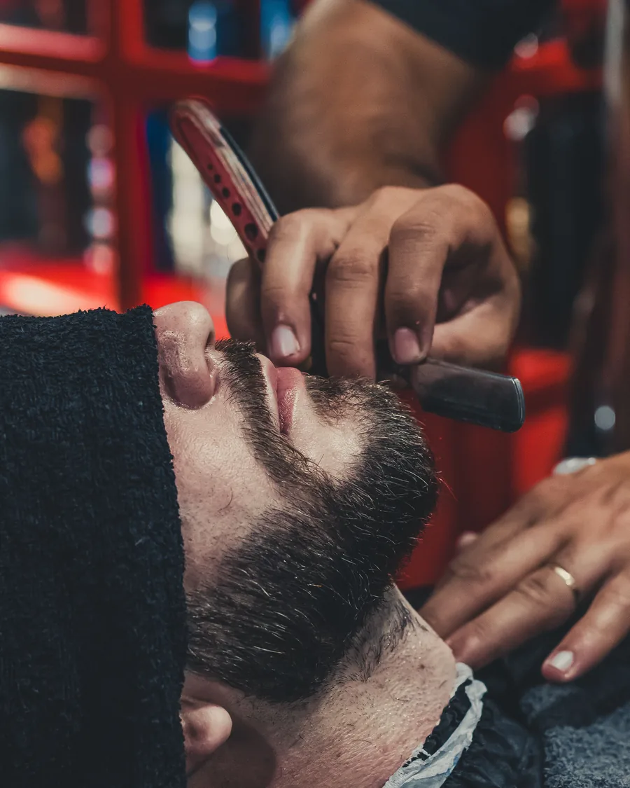 Soin et rasage au rasoir droit chez King's Blade Barbershop
