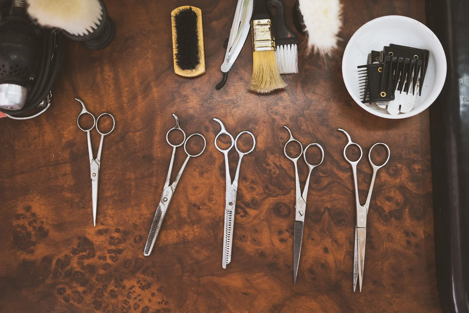 Outils de barbier, ciseaux et rasoir de King's Blade